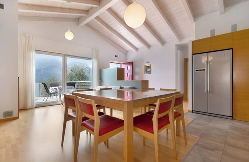 Magugnago Apartment | Holiday Apartment "Casa-Lago Suite" with Lake View, Shared Pool & Wi-Fi