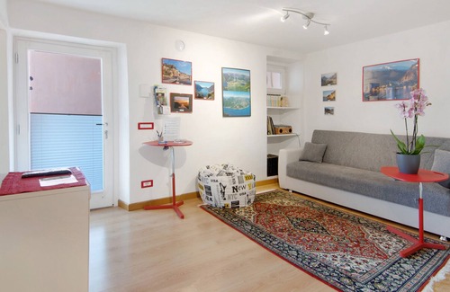 Naggio Apartment | Holiday Apartment "The Court" with Mountain View, Shared Terrace & Wi-Fi