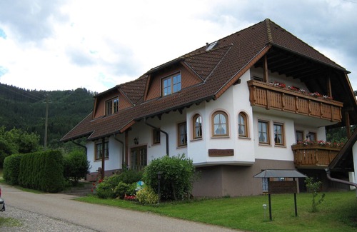 Winden im Elztal Apartment | Holiday Apartment 'Morgenröte' with Mountain View, Shared Garden and Wi-Fi