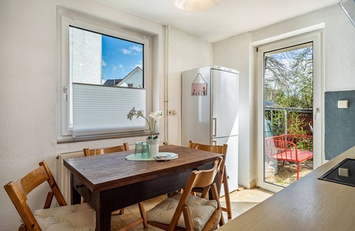 Waggershausen Apartment | Holiday Apartment 'Ferien Am Lipbachpark' with Private Terrace and Wi-Fi