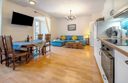 Maring-Noviand Apartment | Holiday Apartment 'Schatztruhe' with Mountain View, Terrace and Wi-Fi