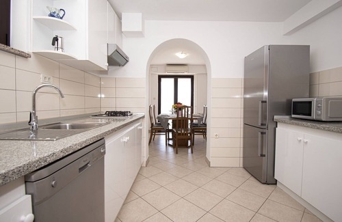 Pjescana Uvala Apartment | Holiday apartment only 50m from the beach, village Pješčana uvala