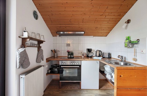 Norddeich Apartment | Holiday Apartment '1-Room Ferienwohnung Koje 1' with Shared Garden and Wi-Fi