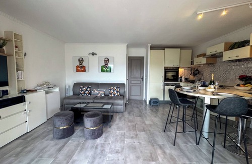 Les Restanques Apartment | Holiday Apartment 2 swimming pools 1 of which is heated. wifi. Air conditioning