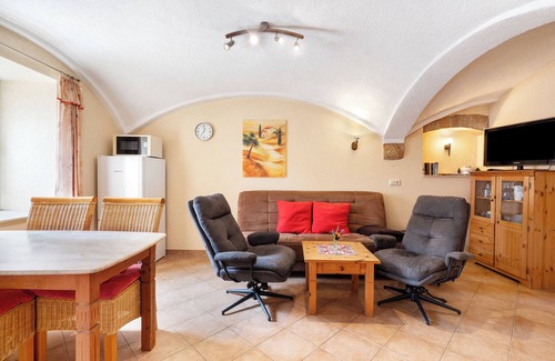 Hohnstein Apartment | Holiday Apartment '2' with Shared Terrace, Shared Garden and Wi-Fi