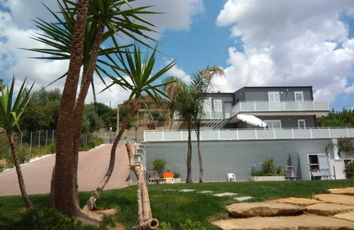 Caltagirone Apartment | Holiday Apartment 'Appartamento 2 con Piscina' with Pool, Balcony & A/C
