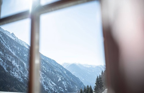 Campo Tures Apartment | Holiday Apartment "Alpenrose" with Mountain View, Private Terrace & Wi-Fi
