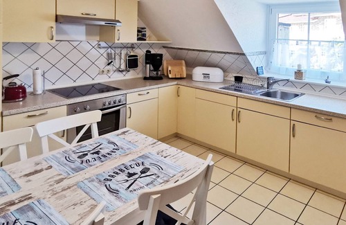 Schlutup Apartment | Holiday Apartment 'Ankerplatz In Lübeck' with Private Terrace and Wi-Fi