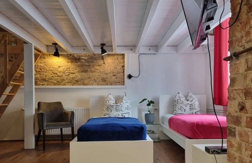 Lichtenberg Apartment | Holiday Apartment "Barrier-Free Studio Berlin" with Wi-Fi