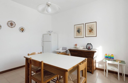 Arcola House | Holiday Apartment "Casa Vanda" with Private Garden, Balcony & Wi-Fi