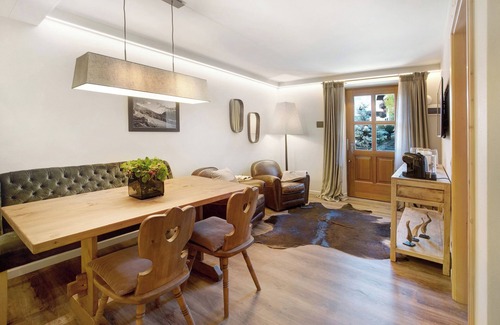 Teola Apartment | Holiday Apartment "Chalet Sonne" near Slopes with Shared Terrace & Wi-Fi