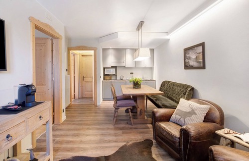 Teola Apartment | Holiday Apartment "Chalet Sonne" near Slopes with Shared Terrace & Wi-Fi