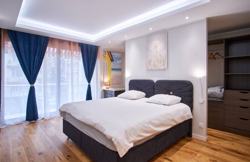 Quartier Exposition-Bajatiere Apartment | Holiday Apartment "Chez Flo Ap 38" with Balcony & Wi-Fi