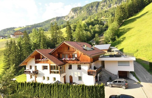 La Valle Apartment | Holiday Apartment "Ciasa Mirio Rit" with Mountain View, Wi-Fi & Balcony