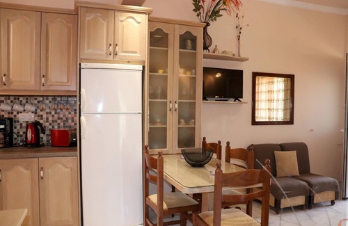 Skala Apartment | Holiday apartment directly at the sea, large terrace, 5 persons | Paramonas, Kor
