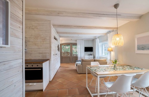 Saal Apartment | Holiday Apartment Eins at Hof Himmelgrün with Large Garden