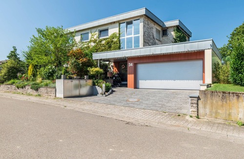 Weiler Apartment | Holiday Apartment 'Ferienwohnung Burgblick' with Balcony & Wi-Fi