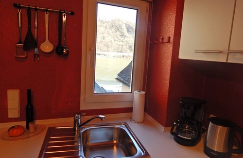 Neuendorf Apartment | Holiday Apartment 'Ferienhaus Rheinblick Wohnung 4' with Shared Terrace, Wi-Fi and Air Conditioning