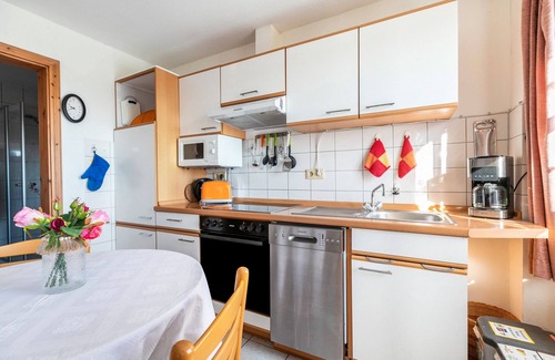 Pellworm Apartment | Holiday Apartment 'Fewo Heinke' with Private Terrace, Private Garden and Wi-Fi