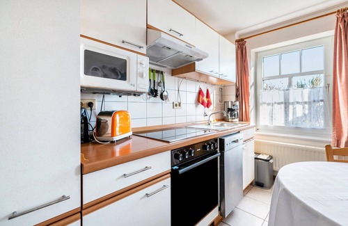 Pellworm Apartment | Holiday Apartment 'Fewo Heinke' with Private Terrace, Private Garden and Wi-Fi