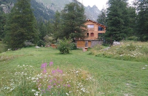 Belvedere Apartment | Holiday Apartment "Gite L'Esquirol" with Mountain View, Shared Garden & Wi-Fi