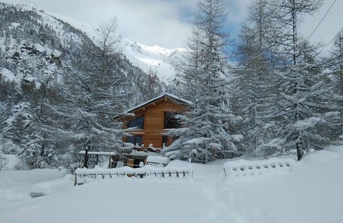 Belvedere Apartment | Holiday Apartment "Gite L'Esquirol" with Mountain View, Shared Garden & Wi-Fi