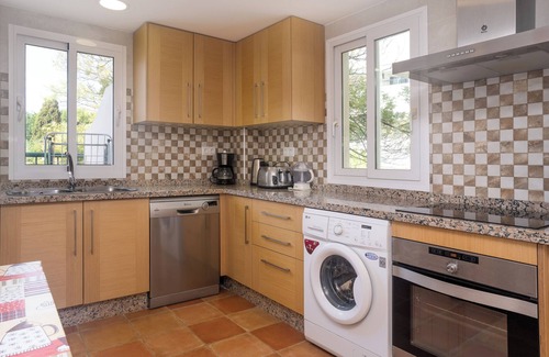 Guadalmina Apartment | Holiday Apartment Guadalmina Baja with Shared Pool, Terraces & Wi-Fi