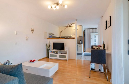 Lippertsreute Apartment | Holiday Apartment 'In Quiet Location' with Private Terrace and Wi-Fi