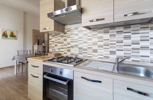 Cava dʼAliga Apartment | Holiday Apartment "Samuel Beach Con Veranda" with Private Terrace & Wi-Fi