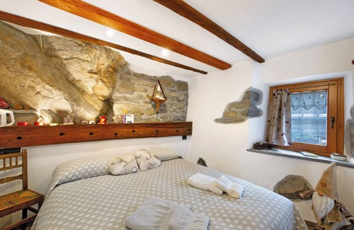Fontainemore Bed & Breakfast | Holiday Apartment "Bnb Mont Mars Chambre Du Berger" with Mountain View