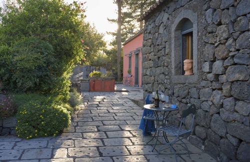Linguaglossa Apartment | Holiday apartment with garden and outdoor swimming pool