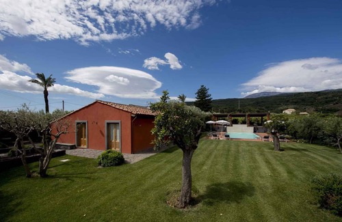 Linguaglossa Apartment | Holiday apartment with garden and outdoor swimming pool