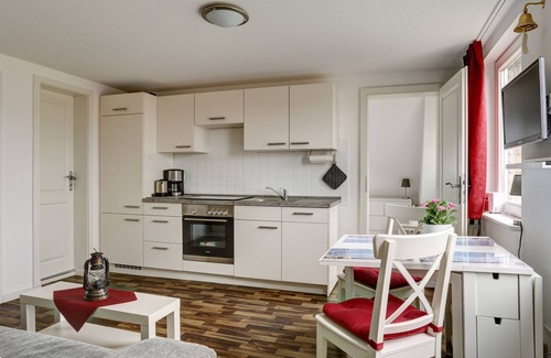 Schaprode Apartment | Holiday Apartment 'Kapitänsferienhaus Romantik' with Shared Terrace & Wi-Fi