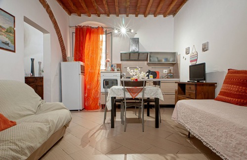 Livorno Apartment | Holiday Apartment 'La Sorgente House' with Highspeed Wi-Fi