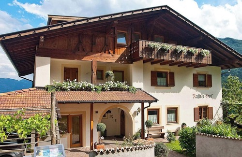 Lagundo Apartment | Holiday Apartment 'Rasnerhof Ferienwohnung Meran' with Mountain View, Balcony & Wi-Fi