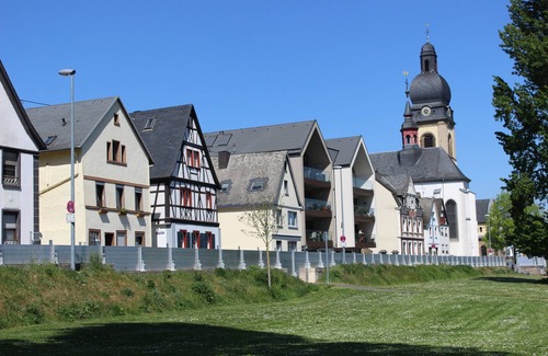 Neuendorf Apartment | Holiday Apartment 'Rheinblick Wohnung 2' with Shared Terrace, Shared Garden and Wi-Fi