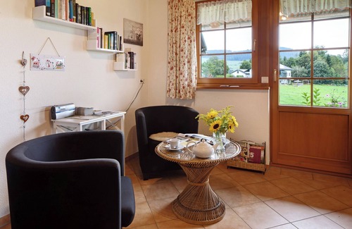 Breitnau Apartment | Holiday Apartment "Schwarzwaldhut" with Mountain View, Private Terrace and Wi-Fi