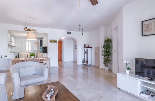 Altea la Vella Apartment | Holiday Apartment 'Simplicity Luxury Apartment' with Private Terrace, Shared Pool & Wi-Fi