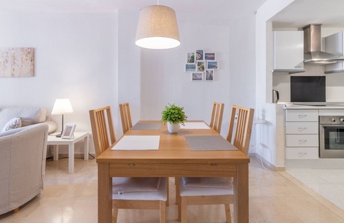 Altea la Vella Apartment | Holiday Apartment 'Simplicity Luxury Apartment' with Private Terrace, Shared Pool & Wi-Fi