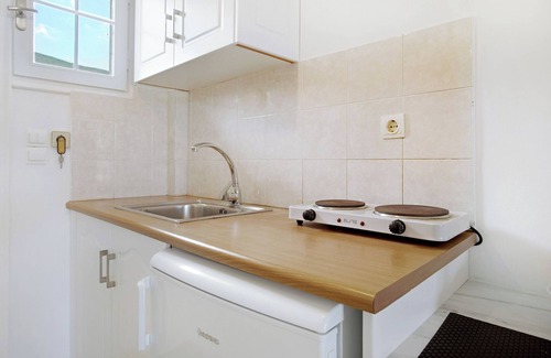 Alykes Apartment | Holiday Apartment "Tropical Studio 2" with Shared Garden, A/C & Wi-Fi