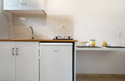 Alykes Apartment | Holiday Apartment "Tropical Studio 2" with Shared Garden, A/C & Wi-Fi