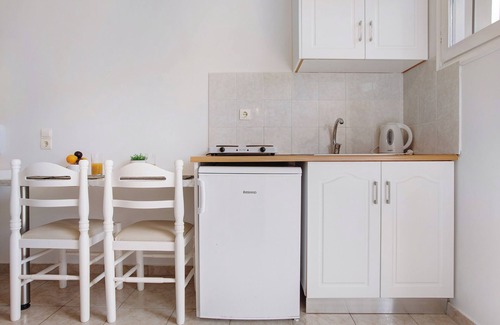 Alykes Apartment | Holiday Apartment "Tropical Studio 3" with Shared Garden, A/C & Wi-Fi