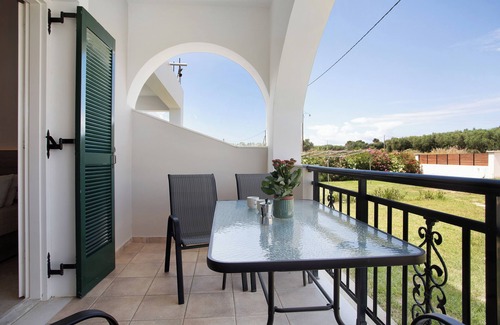 Alykes Apartment | Holiday Apartment "Tropical Studio 3" with Shared Garden, A/C & Wi-Fi
