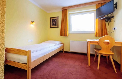 Huben Apartment | Holiday apartment Tyrolean room with tiled stove and dishwasher