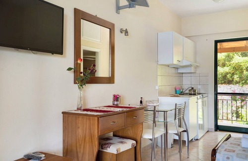 Mikros Gialos Apartment | Holiday Apartment "Vardia studio A" with Sea View, Wi-Fi & Balcony