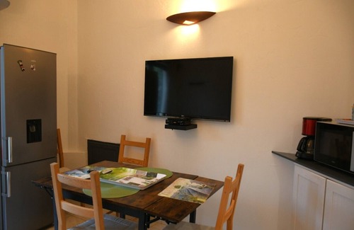 Lioux Apartment | Holiday Apartment 'Villa les Lauriers' with Mountain View & Wi-Fi