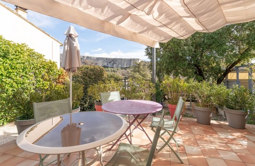 Lioux Apartment | Holiday Apartment 'Villa les Lauriers' with Mountain View & Wi-Fi