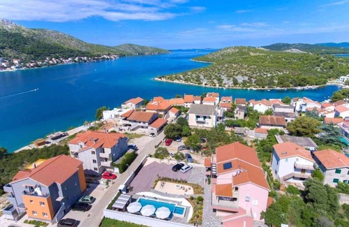 Grebastica Apartment | Holiday apartment with terrace and pool