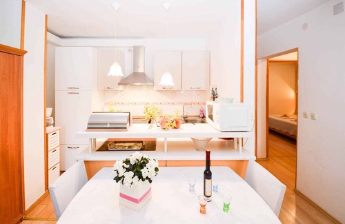 Vintijan Apartment | Holiday apartment with air conditioning in a quiet location