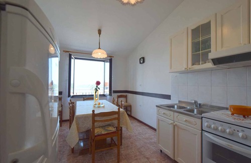 Njivice Apartment | Holiday apartment with air conditioning, Internet and sea view